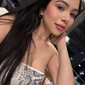 Alessiamoonn webcam profile - Italian